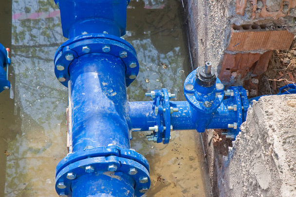 Az úttest alatt elvégzendő új ivóvíz-hidraulikai rendszer részleteit tartalmazó építési terület. - Fotó, kép