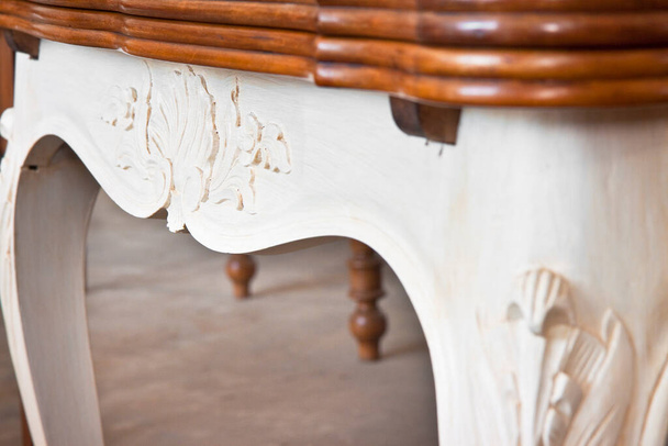 Деталь старого різьбленого італійського дерев'яного столу з квітковими елементами, щойно відновленими
 - Фото, зображення