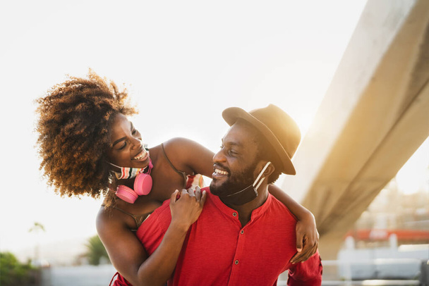 Onnellinen afrikkalainen pari reppuselässä ulkona aikana corona virus pandemia - Nuorten suhde käsite - Valokuva, kuva