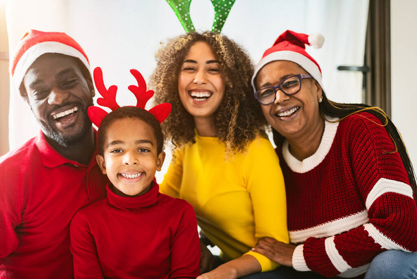 Felice famiglia africana divertirsi insieme celebrando le vacanze di Natale - Foto, immagini