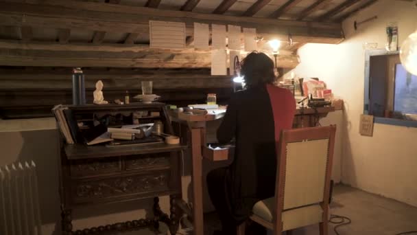 Femme travaillant avec des outils dans un atelier artisanal. Elle utilise un outil. - Séquence, vidéo