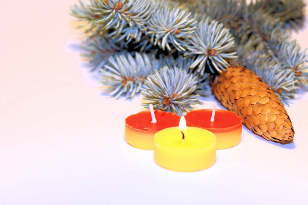 Navidad y Año Nuevo, Vela de árbol de Navidad y decoraciones de Navidad, tarjeta postal de fondo - Foto, Imagen