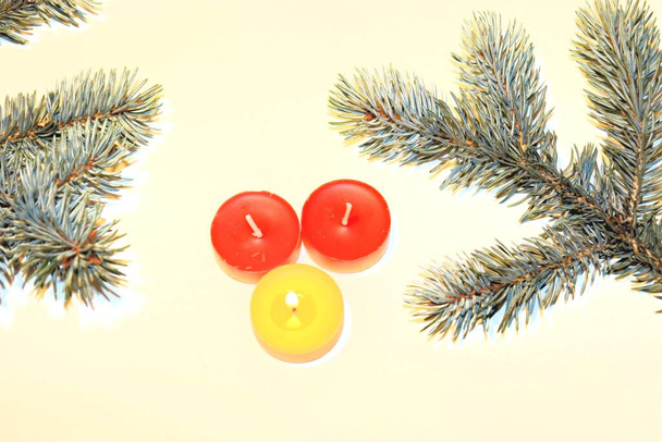 Χριστούγεννα και το νέο έτος, κερί χριστουγεννιάτικο δέντρο και χριστουγεννιάτικα στολίδια, κάρτα υποβάθρου - Φωτογραφία, εικόνα