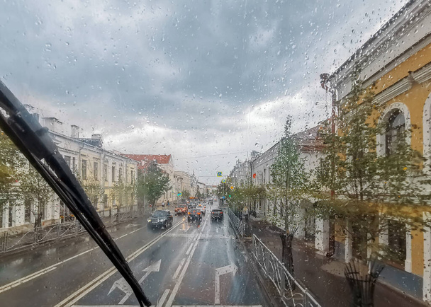 Άποψη του δρόμου υγρή πόλη και το δρόμο μέσα από το παρμπρίζ στη βροχή σταγόνες - Φωτογραφία, εικόνα