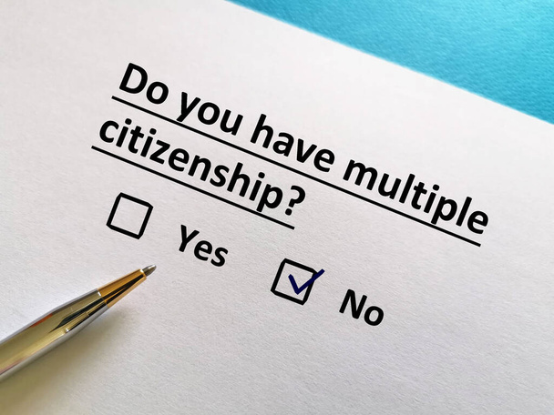 Eine Person beantwortet Fragen zur Staatsbürgerschaft. Die Person besitzt keine mehrfache Staatsbürgerschaft. - Foto, Bild