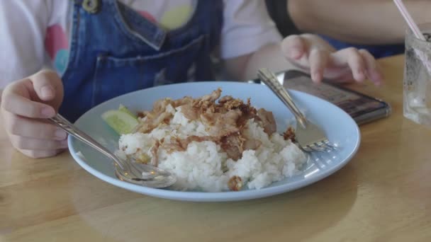 Mala conducta Familia indulgente Deje que los niños jueguen con el teléfono mientras comen - Metraje, vídeo