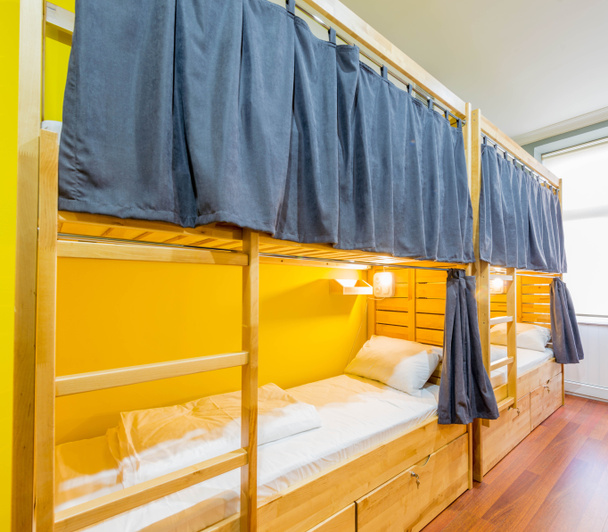 Albergue camas compartidas dispuestas en la habitación - Foto, Imagen