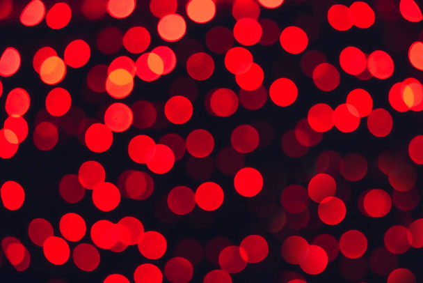Homályos karácsonyi háttér piros lámpák. Defocus bokeh kép. - Fotó, kép