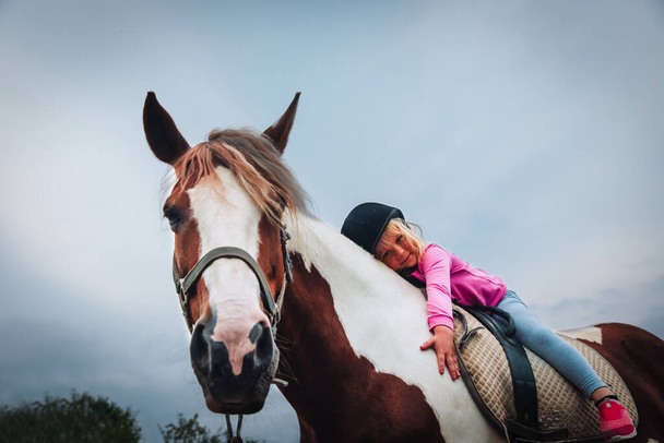 onnellinen pieni tyttö halata hevonen, hevonen theraphy - Valokuva, kuva