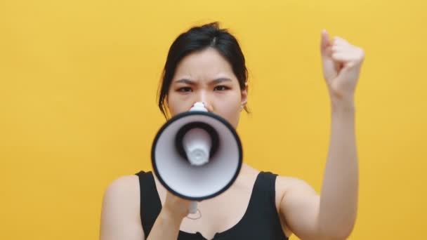 Ritratto di giovane donna asiatica arrabbiata e passionale che urla nell'altoparlante - Filmati, video