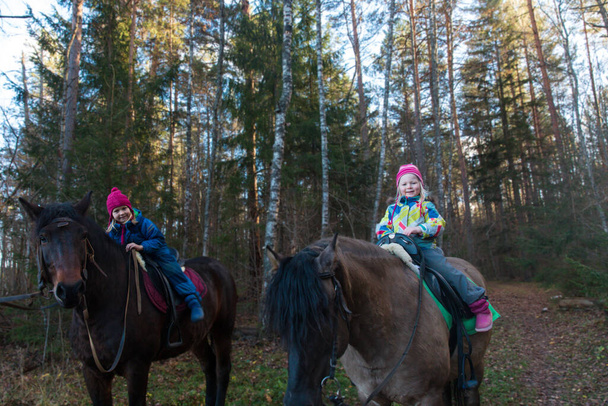 маленькі дівчата на конях катаються на природі
 - Фото, зображення