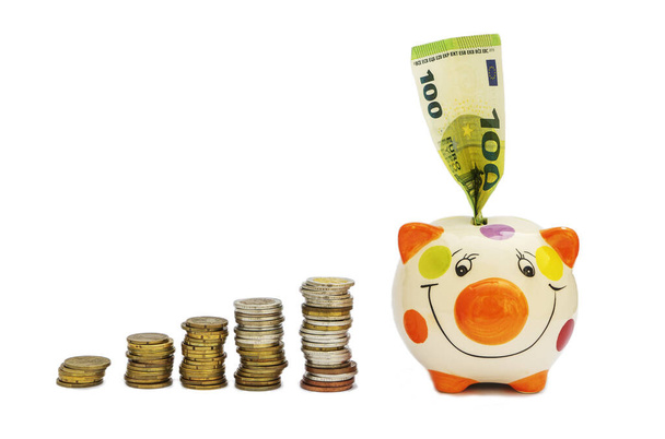 Piggybank ja rahaa torni, säästää, säästää rahaa edullisia asioita, taloudellinen konsepti. Piggybank tai tallelokero valkoisella pohjalla, kuvata säästää rahaa tehdä rahasto lapsille - Valokuva, kuva