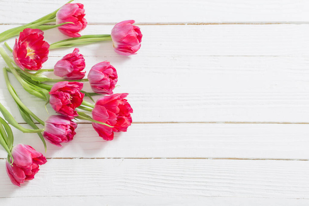 red tulips on white wooden background - Φωτογραφία, εικόνα