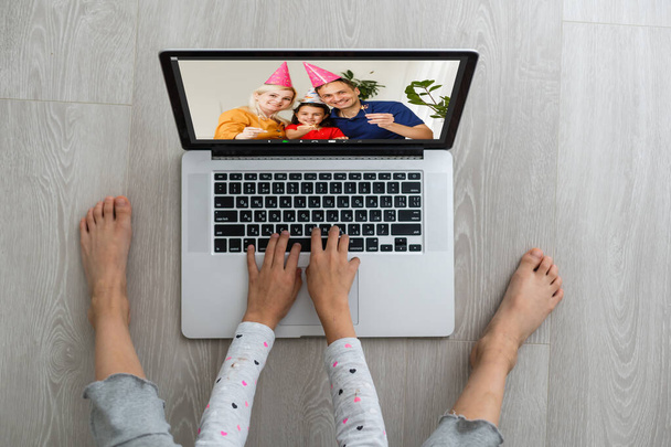 Új normál online karácsonyi ünnepség. gyerekek használja laptop ünnepelni karácsonyt apával keresztül video chat, boldog ünnepeket, szabadtéri - Fotó, kép