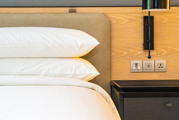 Біла подушка і ковдра на ліжку прикраса інтер'єру спальні
 - Фото, зображення