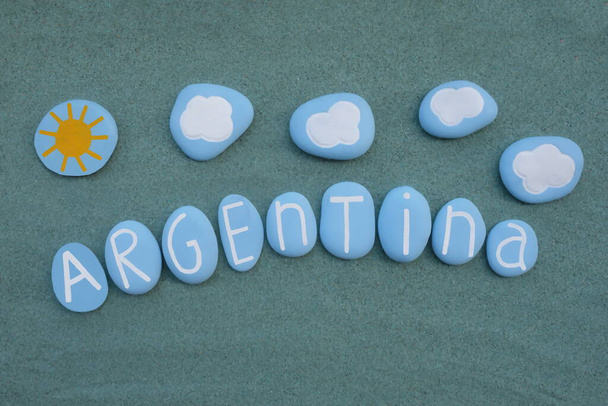 Аргентина, південноамериканська країна, сувенір складена кам "яними буквами над зеленим піском. - Фото, зображення