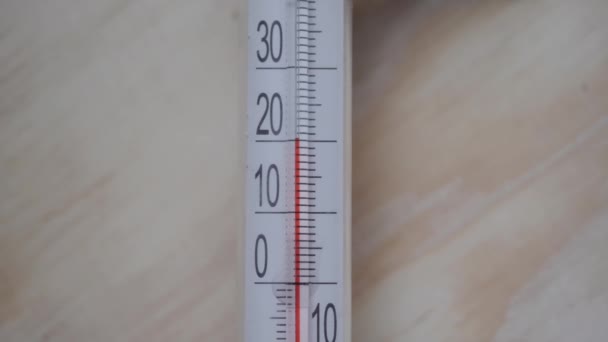 Το θερμόμετρο υδραργύρου δωμάτιο δείχνει περίπου 20 βαθμούς θερμότητας. - Πλάνα, βίντεο