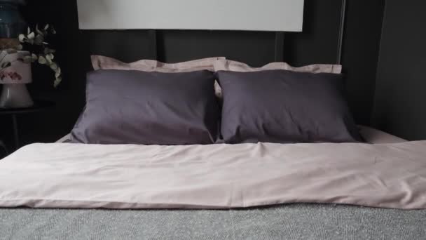 Widok na schludne łóżko w sypialni - Materiał filmowy, wideo