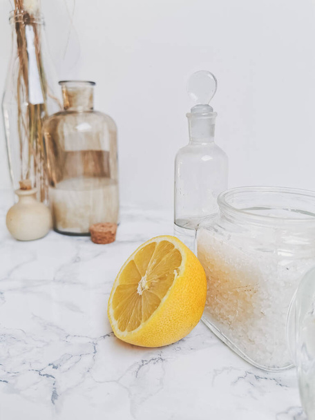 Інгредієнти для екологічно чистих продуктів і пральних порошків, таких як ефірна олія, лимон, оцет і кристали соди
 - Фото, зображення