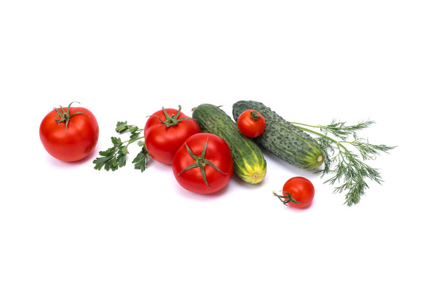 Beyaz arka planda salatalıklı domates ve kırpma yolu. Beyaz arka planda izole edilmiş olgun sebzeler. Beyaz arka planda izole edilmiş domates ve salatalık. - Fotoğraf, Görsel