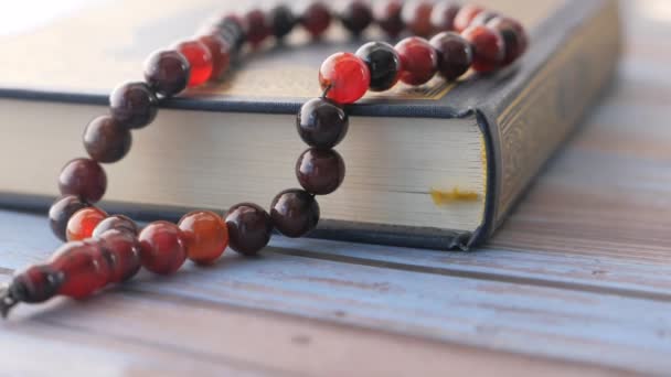 Szent könyv Korán és rózsafüzér az asztalon, közelről. - Felvétel, videó