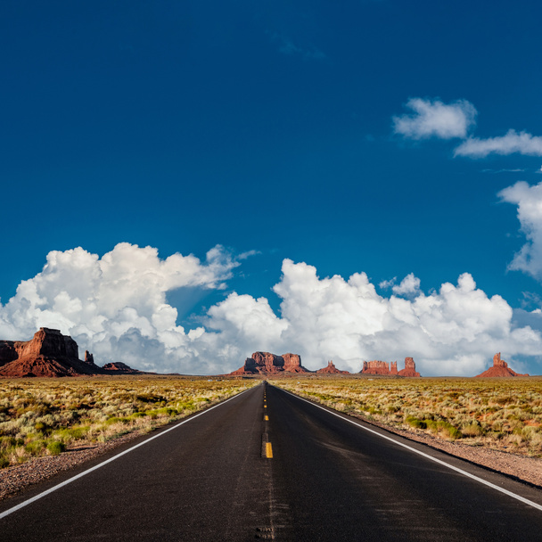 Prázdná malebná dálnice v Monument Valley, Arizona, USA - Fotografie, Obrázek