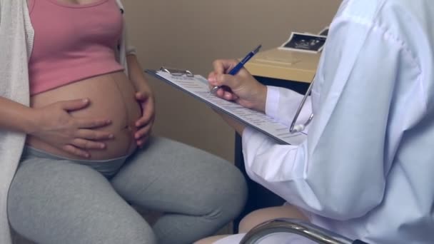 Έγκυος γυναίκα και γυναικολόγος γιατρός στο νοσοκομείο - Πλάνα, βίντεο