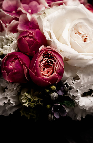 Bouquet floreale come regalo, rose composizioni floreali al negozio di fiori o consegna online, regalo romantico e arredamento di lusso a casa - Foto, immagini