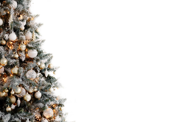 Weihnachten Hintergrund mit Baum, Fichte, Kugeln und Dekorationen isoliert auf weißem Hintergrund, Kopierraum - Foto, Bild