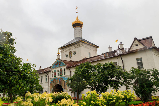 Pyhän Nikolauksen kirkko Ihmeidentekijä Tolgan luostarissa Jaroslavlissa, Venäjällä - Valokuva, kuva