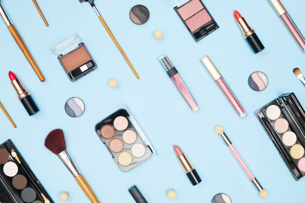 conjunto de cosméticos profesionales, herramientas de maquillaje y accesorios sobre fondo azul, belleza, moda, concepto de compras, plana la - Foto, Imagen