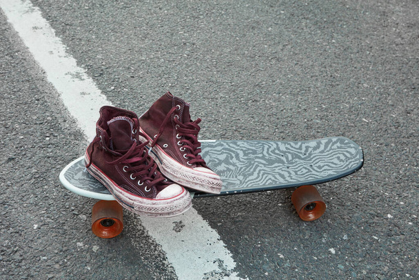 Gebruikte canvas schoenen op skateboard - Foto, afbeelding