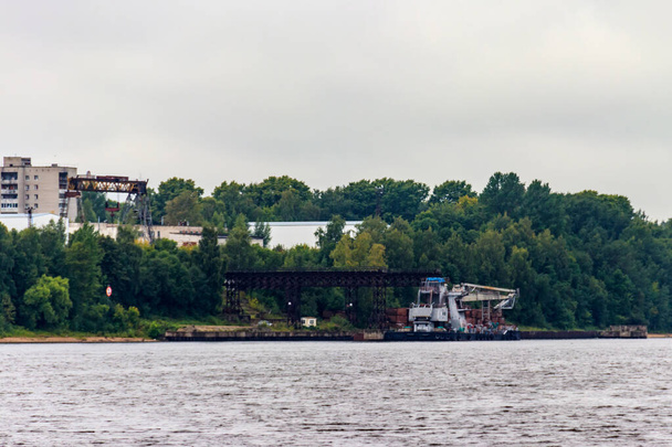 Flotante grúa de construcción en una plataforma cerca de la orilla del río Volga en Rusia - Foto, imagen