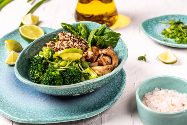 Ensalada vegana saludable de verduras brócoli, champiñones, espinacas y quinua en un tazón, tazón de almuerzo vegano saludable, fondo de la receta de alimentos. De cerca.. - Foto, imagen