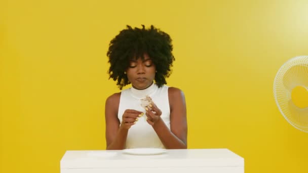 Η μαύρη γυναίκα τρώει πίτσα με σνακ. - Πλάνα, βίντεο