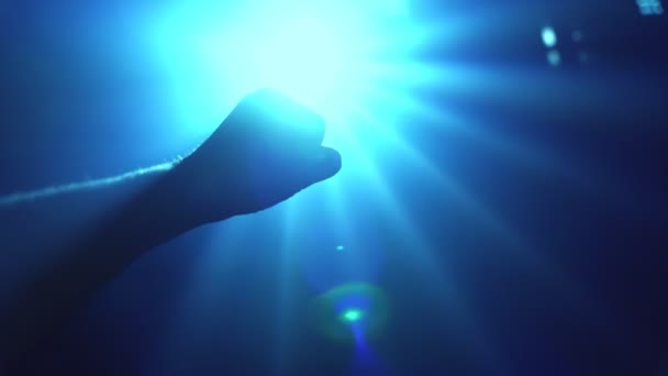 Hand ausgestreckt, um leuchtendes Scheinwerferlicht abzudecken - Filmmaterial, Video