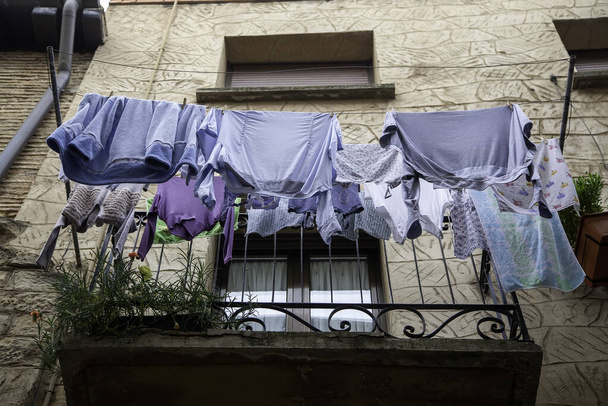 Mosott ruhák lóg az erkélyen, takarítás és fertőtlenítés, mosógép - Fotó, kép