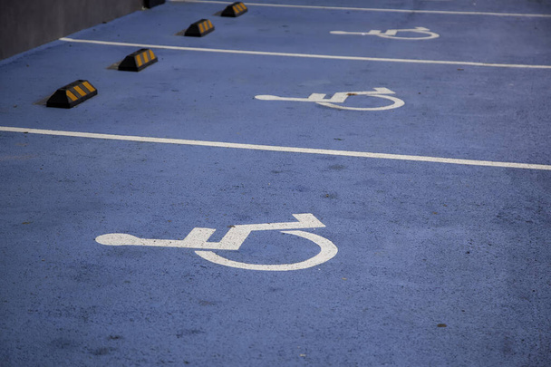 Placa de estacionamento para deficientes, sinais de trânsito - Foto, Imagem