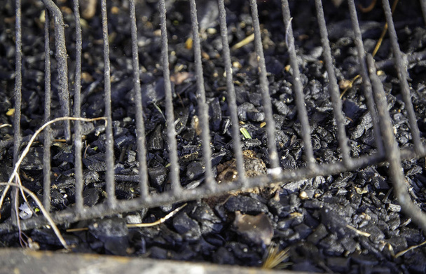 Vuur op metalen grill, barbecue en barbecue - Foto, afbeelding