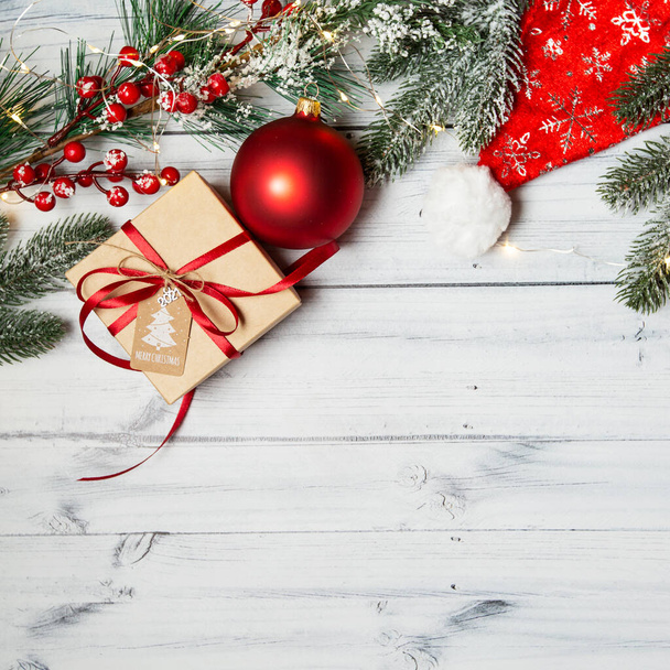 flatley de Noël avec un cadeau et des jouets du Nouvel An sur un fond en bois clair.  - Photo, image