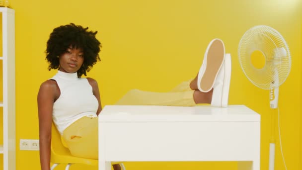 Πορτρέτο της αφρικανικής γυναίκας που κάθεται στο κίτρινο εσωτερικό - Πλάνα, βίντεο