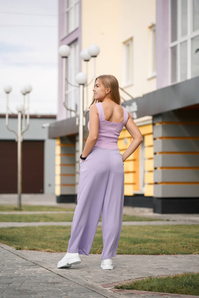 jong mooi meisje in lavendel palazzo broek en in een zomer gewas top - Foto, afbeelding