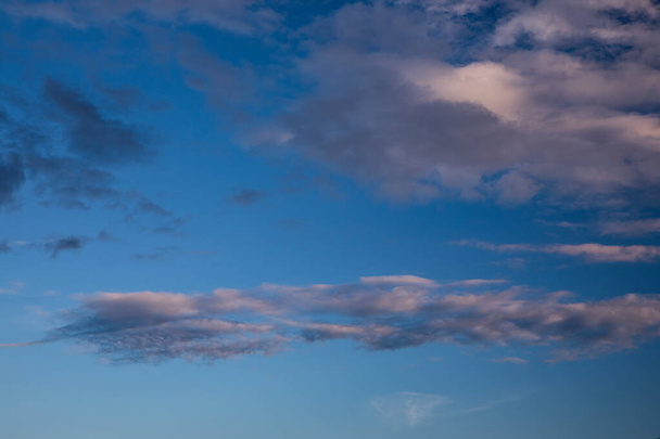valkoiset pilvet sinisellä taivaalla - Valokuva, kuva