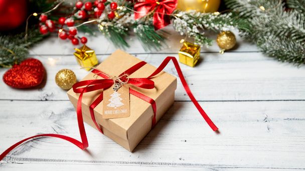 cadeau de Noël sur un fond en bois clair. décorations de Noël - Photo, image