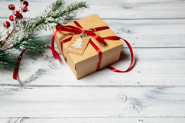 regalo de Navidad sobre un fondo de madera clara. decoraciones de Navidad - Foto, Imagen