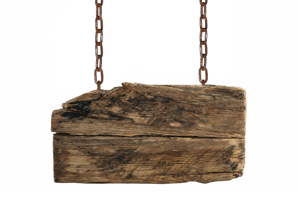 Vieille enseigne en bois vide suspendue sur une chaîne rouillée isolée sur un fond blanc (détails hauts) - Photo, image