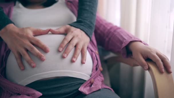 Zwanger paar voelt liefde en ontspanning thuis. - Video