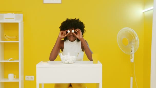 Αφρικανική γυναίκα παίζει με Marshmallow - Πλάνα, βίντεο