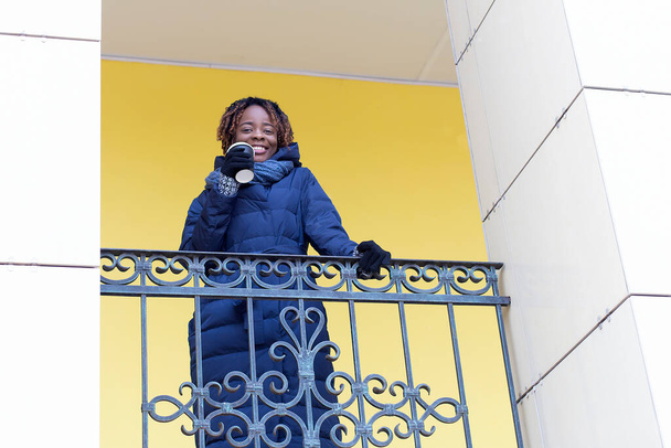 l'afroamericano felice cammina per la strada in inverno - Foto, immagini