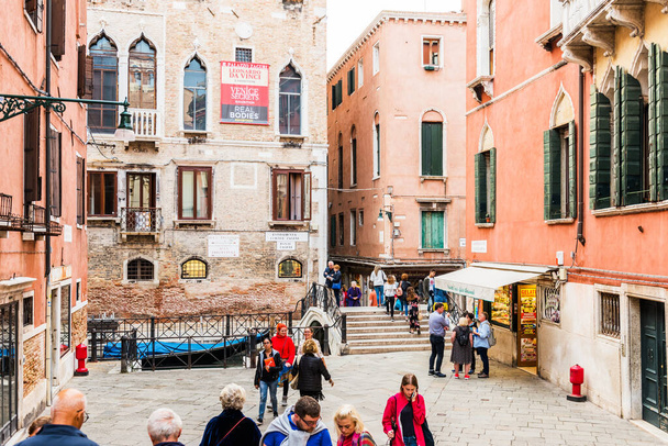 VENICE, ITALY - SEPTEMBER 23, 2019: Tourists walking on Venice, Italy. Beautiful Venice view. - Foto, Imagem